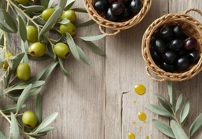 Heledad ja tumedad oliivid laual